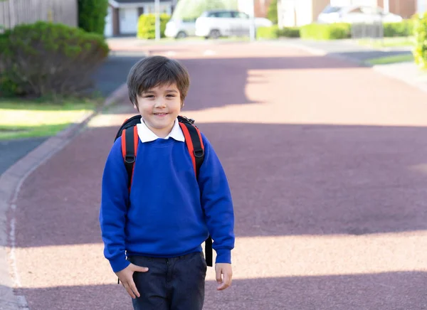 Außenporträt Eines Glücklichen Jungen Mit Rucksack Schulkind Das Auf Den — Stockfoto