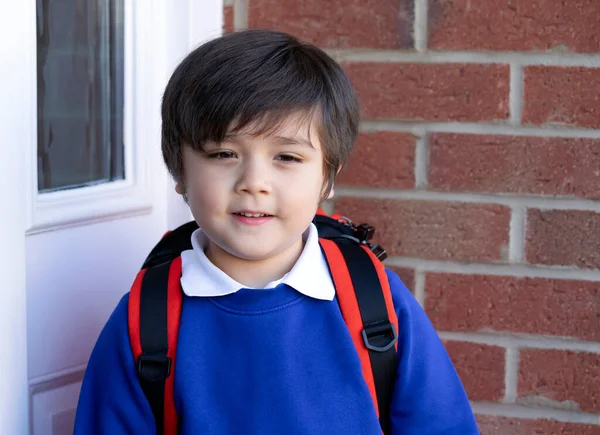 Außenporträt Eines Glücklichen Jungen Mit Rucksack Kopfschuss Eines Schulkindes Uniform — Stockfoto