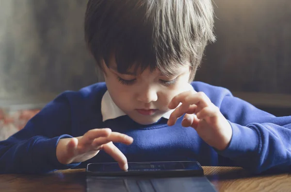 Χαμηλή Φως Πορτρέτο Του Παιδιού Δακτυλογράφηση Έξυπνο Τηλέφωνο Χαριτωμένο Αγόρι — Φωτογραφία Αρχείου