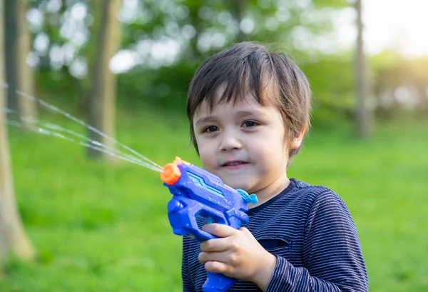 Portrét Roztomilého Chlapečka Hrající Vodní Pistole Parku Aktivní Dítě Hrající — Stock fotografie