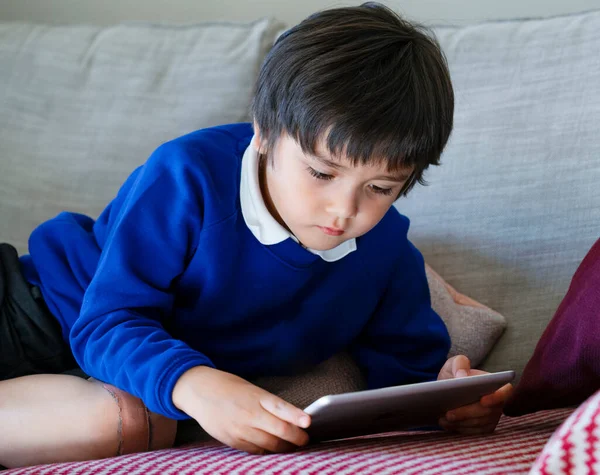 Potret Anak Sekolah Menonton Kartun Pada Taplet Digital Anak Duduk — Stok Foto