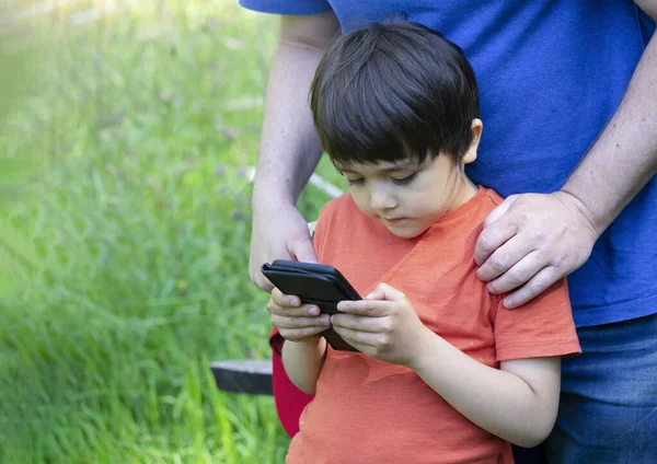Επιλεκτική Εστίαση Πατέρας Διδασκαλία Του Γιου Του Χρησιμοποιώντας Έξυπνο Τηλέφωνο — Φωτογραφία Αρχείου