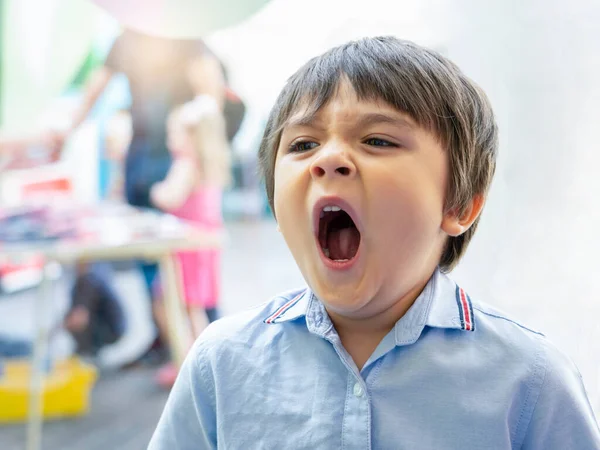 Niño Bostezando Niño Somnoliento Contrae Alergia Mientras Juega Fiesta Niño — Foto de Stock