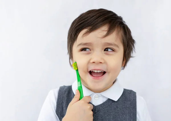 Niño Pequeño Sonrisa Sosteniendo Cepillo Dientes Mirando Hacia Fuera Fondo — Foto de Stock