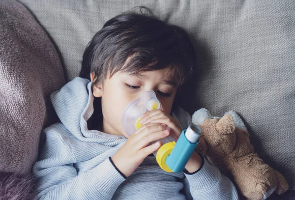 胸の咳から疲れている貧しい少年吸入マスクを保持し 子供は呼吸治療のためのボリュームを使用して彼の目を閉じて 喘息の吸入器を使用して喘息アレルギーを持ってみてください子供 — ストック写真