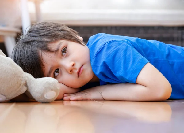 Retrato Niño Solitario Con Cara Triste Acostado Suelo Madera Con —  Fotos de Stock