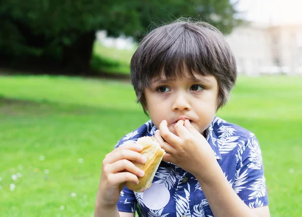 Enfant Affamé Garçon Mangeant Des Sandwichs Maison Pain Avec Des — Photo