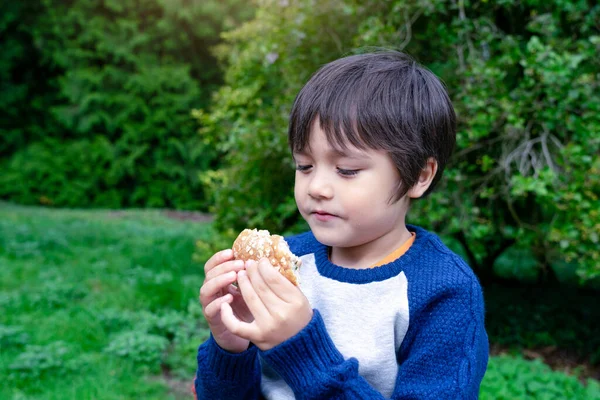 Enfant Affamé Garçon Mangeant Des Sandwichs Maison Pain Avec Des — Photo