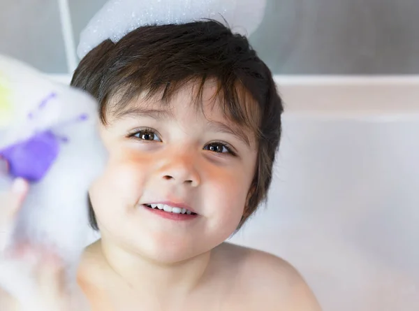 Primer Plano Cara Niño Adorable Tomando Baño Con Montón Burbujas — Foto de Stock