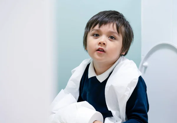 Niño Jugando Con Rollos Tiolet Mientras Aprende Limpiarse Mismo Niño — Foto de Stock