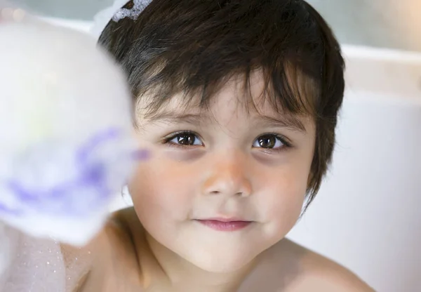 Primer Plano Cara Niño Adorable Tomando Baño Con Montón Burbujas — Foto de Stock