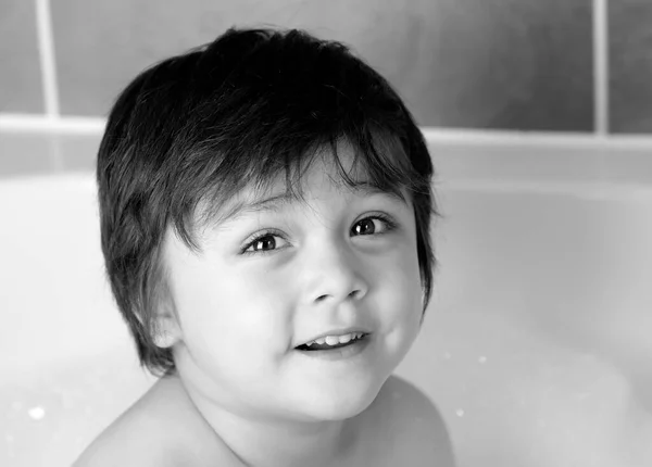 Foto Blanco Negro Del Adorable Niño Pequeño Tomando Baño Con — Foto de Stock