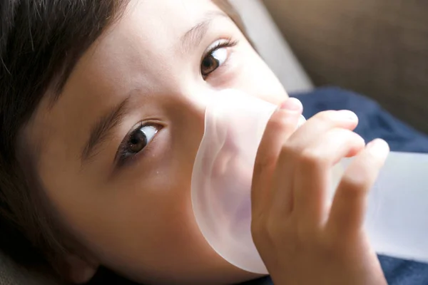 貧しい少年は 吸入マスクを保持胸咳に問題があります 呼吸治療のためのボリュームを使用して子供 喘息の吸入器を使用して喘息アレルギーを持っている子供 医療や医学の概念 — ストック写真