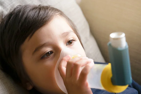貧しい少年は 吸入マスクを保持胸咳に問題があります 呼吸治療のためのボリュームを使用して子供 喘息の吸入器を使用して喘息アレルギーを持っている子供 医療や医学の概念 — ストック写真