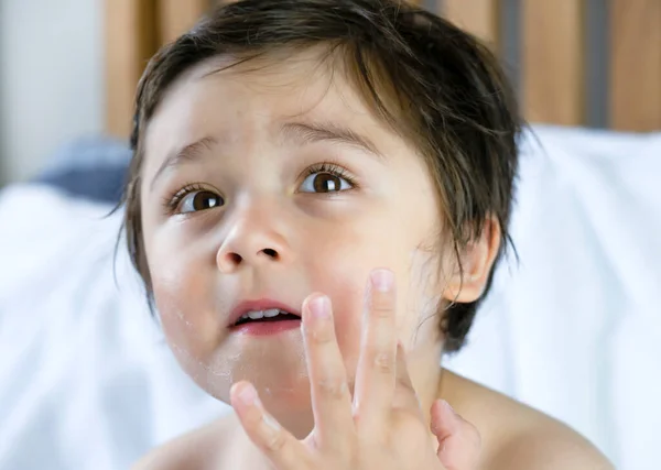 Cara Primer Plano Del Niño Aplicando Crema Loción Corporal Mejilla — Foto de Stock