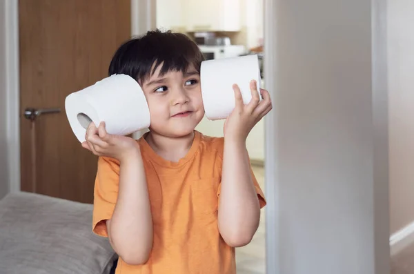 Niño Feliz Con Cara Sonriente Jugando Con Papel Higiénico Niño — Foto de Stock