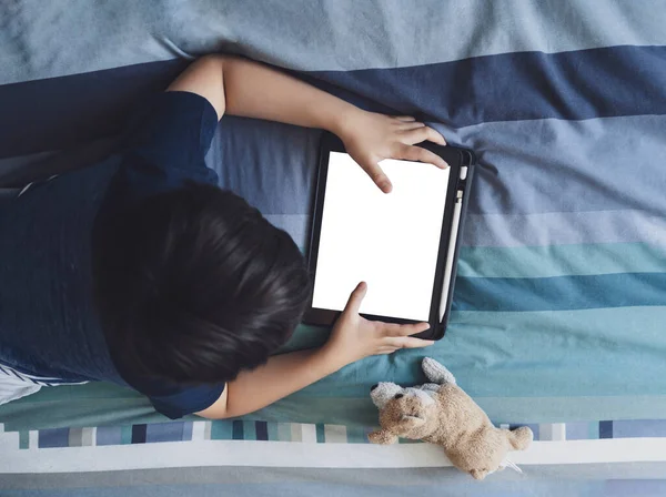 Niño Viendo Dibujos Animados Tableta Niño Acostado Cama Jugando Juego — Foto de Stock