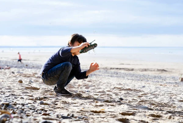 Anak Laki Laki Yang Aktif Bermain Dengan Mainan Tank Pasir — Stok Foto