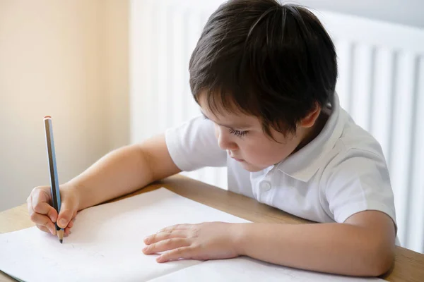 Kleuterkind Met Potlood Huis Kleine Jongen Die Wit Papier Alfabet — Stockfoto