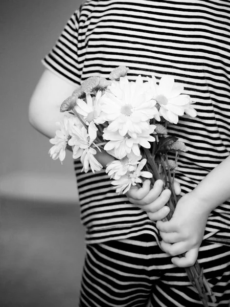 Vue Arrière Enfant Avec Bouquet Beau Chrysanthème Jaune Derrière Son — Photo