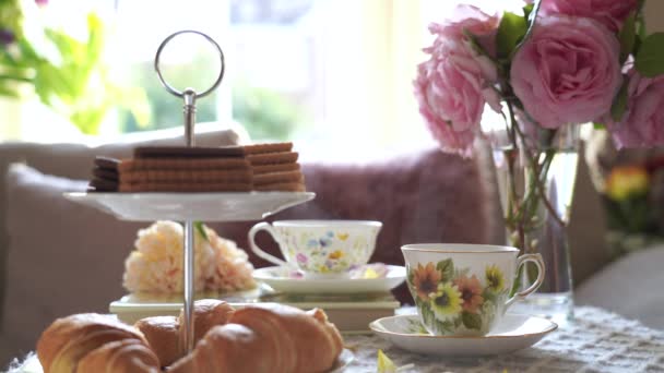 Hora Del Tradicional Inglés Ceremonia Del Tarde Con Cuppa Croissants — Vídeos de Stock