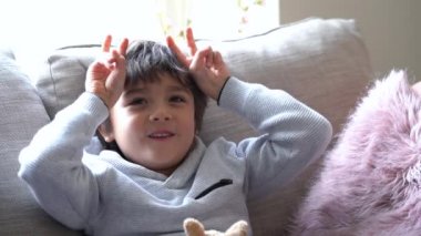 Neşeli küçük çocuk parmaklarını ona kadar sayıyor. Öğrenci numaraları, matematik. Öğren ve oyna, evde eğitim kavramı. Uzaklık Eğitimi, Kişisel İzolasyon Bir dSocial Mesafe kavramı