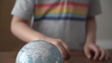 Mutlu çocuk domuz kumbarasına para yatırıp dünyaya yardım ediyor, insanlar gelecek için para biriktiriyor ya da dünyayı geziyor..