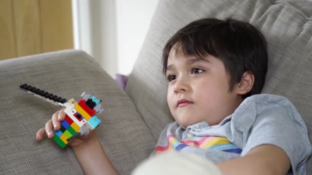 Colpo Ritagliato Bambino Felice Sdraiato Sul Divano Guardare Candid Girato — Video Stock