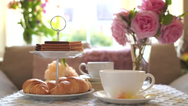 Традиційний Англійський Час Чаювання Післяобідній Чайний Церемонія Чашкою Чаю Круасантами — стокове відео