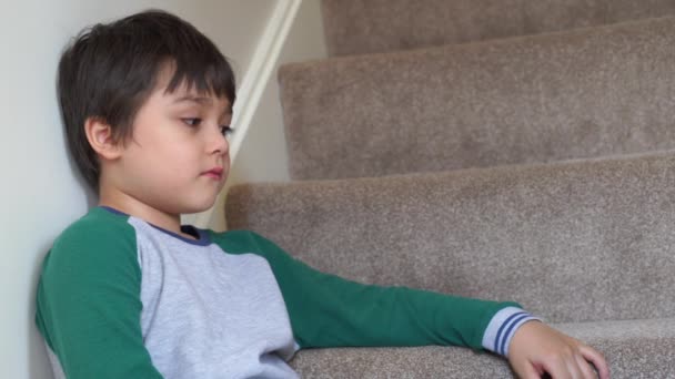 Chłopiec Smutną Twarzą Siedzący Schodach Smutne Dziecko Patrzące Dół Myślącą — Wideo stockowe