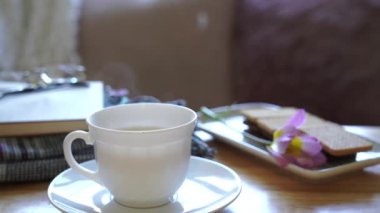 Çocuk kaldırımda gökkuşağını boyuyor, çocuk evde Covid-19 karantinası sırasında gökkuşağını renkli tebeşirlerle çiziyor, evde eğitim, Coronavirus önleme konsepti için sosyal medya kampanyası