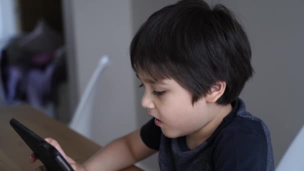 Enfant Auto Isolement Aide Une Tablette Pour Ses Devoirs Enfant — Video