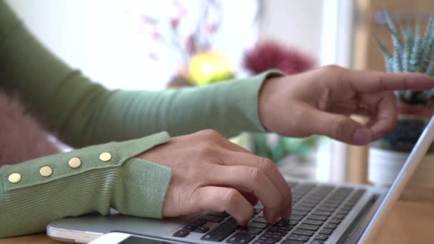 Negócios Mulher Asiática Usando Computador Portátil Mesa Mãos Femininas Digitando — Vídeo de Stock