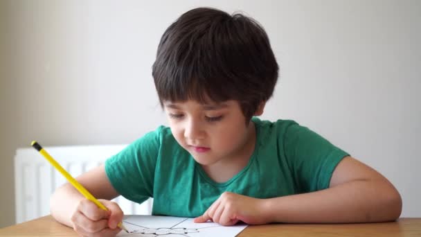 Дитина Портретної Школи Сидить Столі Робить Домашнє Завдання Щасливий Хлопчик — стокове відео