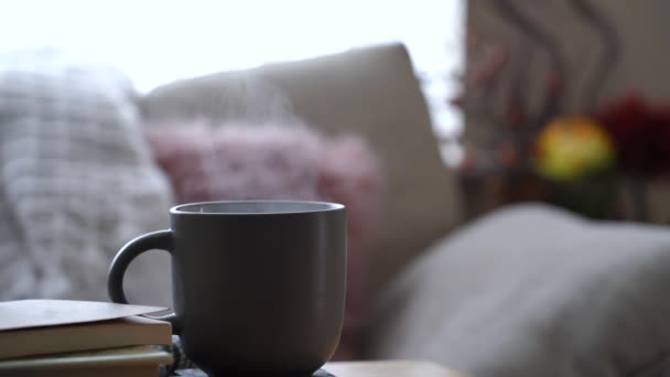 Sıcak Kahve Çay Masanın Üzerinde Buhar Kanepe Arkasında Bulanık Yastıklar — Stok video