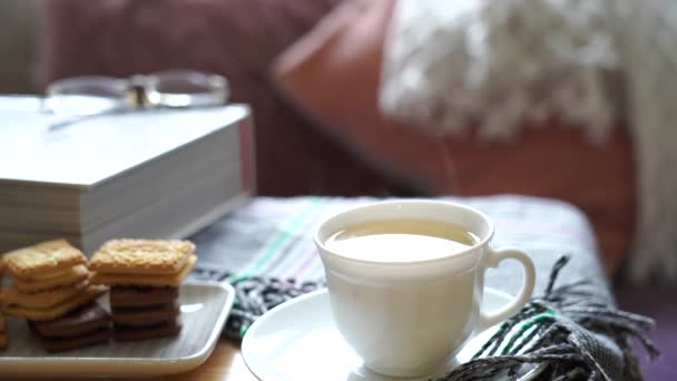 Masada Buharlı Çay Kanepe Arkasında Bulanık Yastıklar Öğleden Sonra Çayları — Stok video
