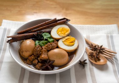 Ev yapımı yemek, haşlanmış domuz eti ve sebzeli yumurta tatlı kahverengi çorba Tayland geleneksel yemeği Tayland 'da yerel ya da sokak yemekleri menüsü. Taylandlı ismi Khai palo.