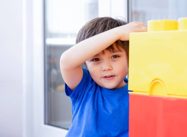 Oyun odasında saklambaç oynayan mutlu çocuk portresi hafta sonu evde dinlenen çocuk, pozitif çocuk konsepti.