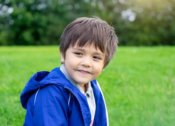 Ritratto Felice Giovane Ragazzo Seduto Nel Parco Bambino Attivo Guardando — Foto Stock