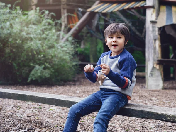 Criança Feliz Sentado Seu Próprio Jogo Com Pau Madeira Parque — Fotografia de Stock