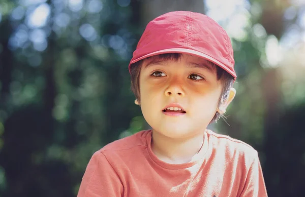Portré Boldog Gyerek Piros Sapkás Kalap Parkban Fényes Napsütéses Nap — Stock Fotó