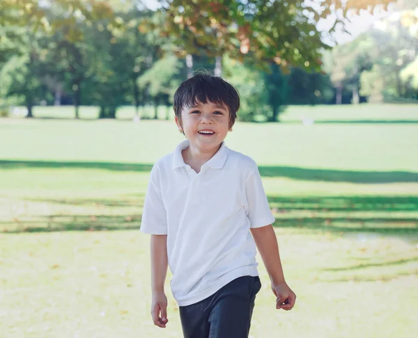 Portré Boldog Iskolás Gyerek Játszik Parkban Gyermek Szórakozás Játszani Kívül — Stock Fotó