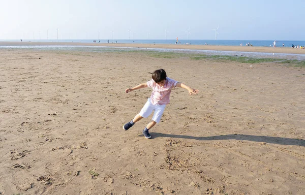 Potret Panjang Penuh Anak Laki Laki Aktif Berjalan Sekitar Pantai — Stok Foto