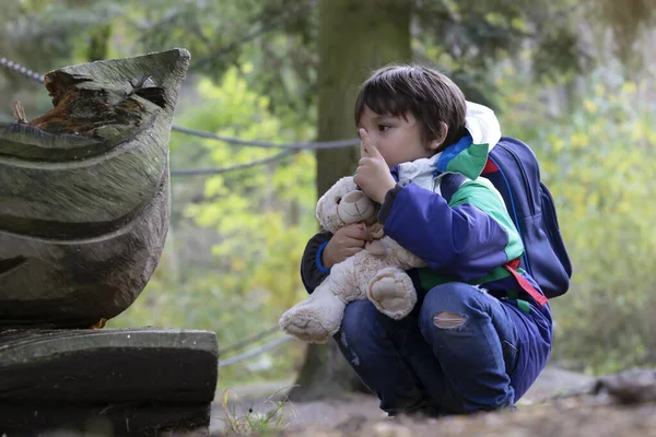 Anak Dengan Boneka Beruang Duduk Bawah Pohon Besar Menunjuk Atas — Stok Foto