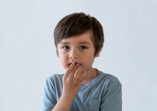 Hungrig Unge Äter Chokladtårta Glad Barn Tittar Kameran Medan Äter — Stockfoto