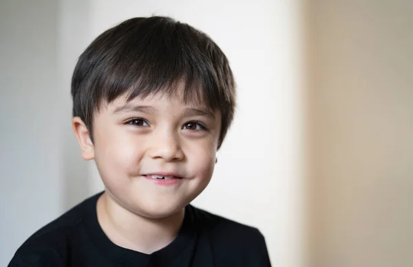 Close Head Shot Kid Guardando Fotocamera Con Volto Sorridente Con — Foto Stock