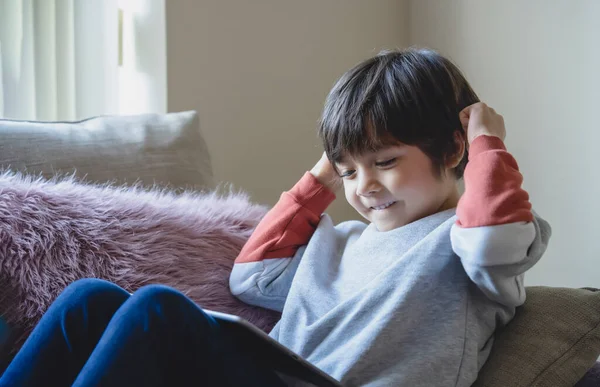 Niño Feliz Sentado Sofá Comportamiento Divertido Tomar Con Sus Amigos —  Fotos de Stock