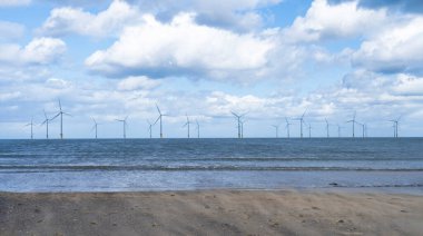 Okyanustaki deniz yel değirmeni çiftliği, yüzen rüzgar türbinleri, Middlebrough, Birleşik Krallık 'taki deniz aşırı rüzgar türbinleri.