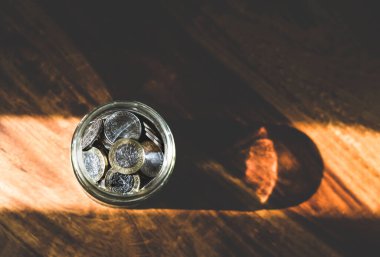 Top view Yeni İngiliz sterlin madeni para ve peni ve cam şişe ahşap masa üzerinde, metin alanı için Fotokopi ile finans yatırım kavramı