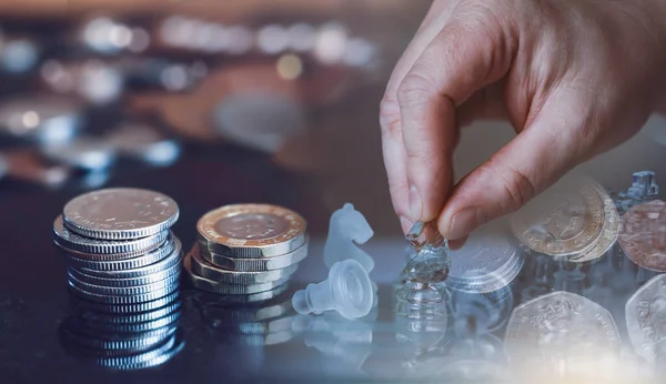 Satranç şövalyesi rekabetinin iki katına çıkarılması para yığını, iş lideri ve çatışma sorunları çözer konsepti, satranç atı fotokopi uzayı ile birlikte. 